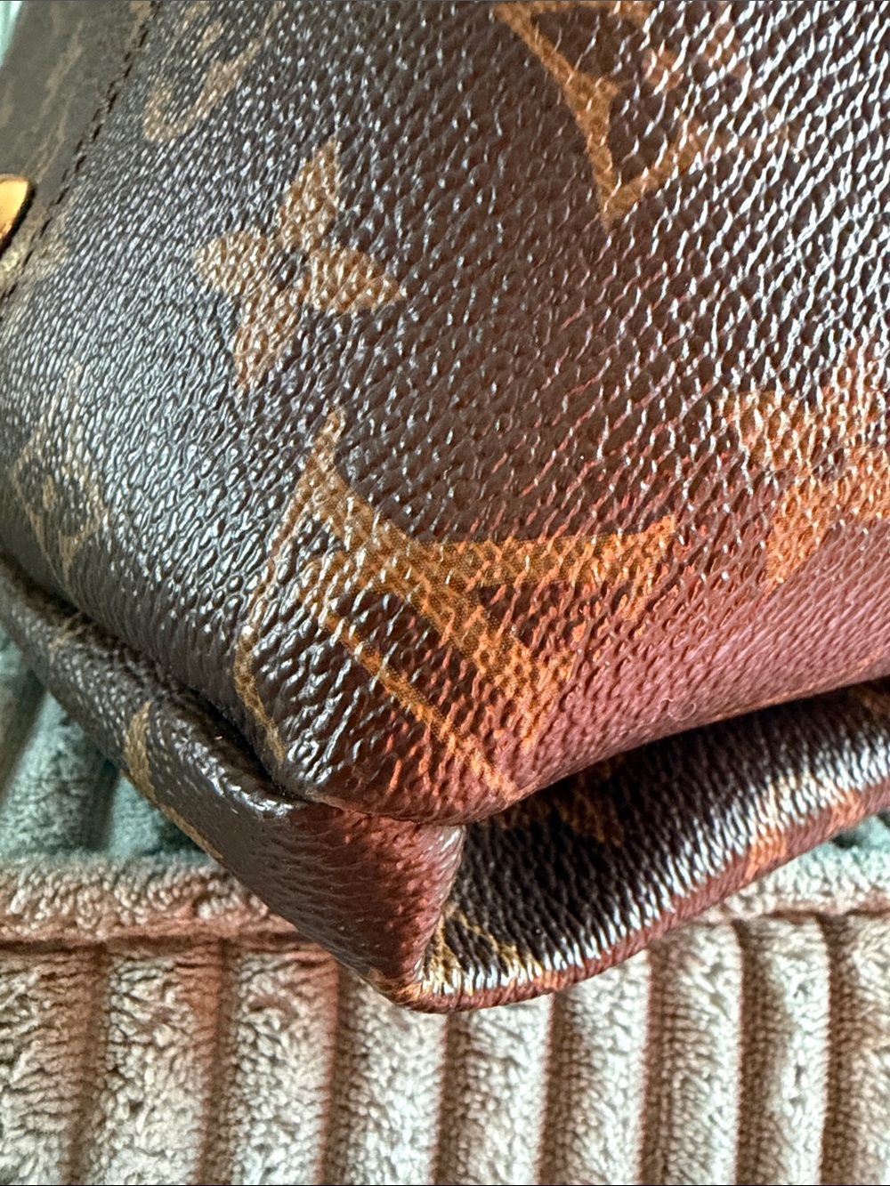 Louis Vuitton Monogram Artsy View 5
